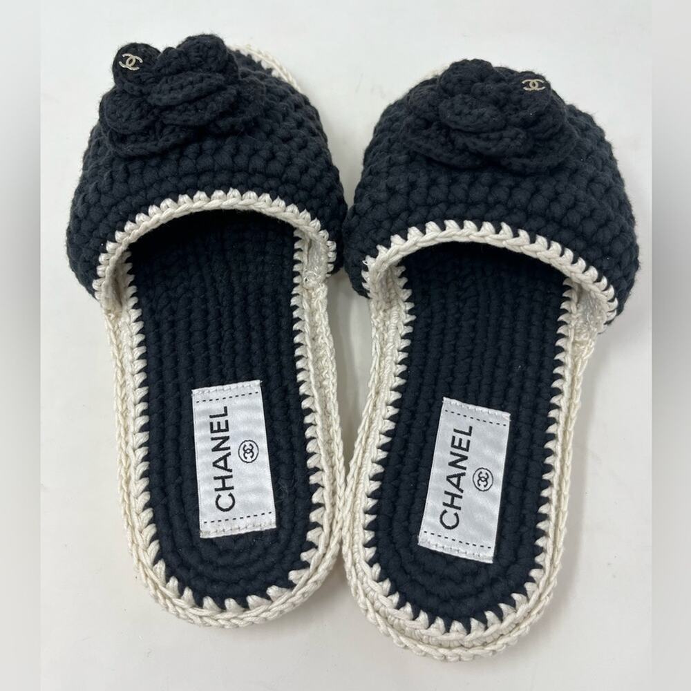 Chanel Crochet Camellia CC Sandal 2023 Black White size 39 EU Flat Slide - Picture 4 of 7
